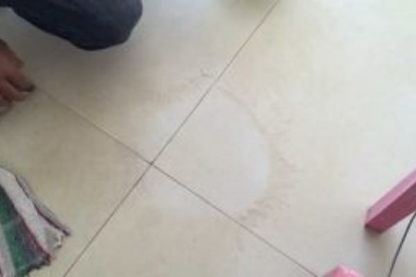 Sàn nhà có vết ố sau khi sử dụng nước tẩy sàn thông thường 